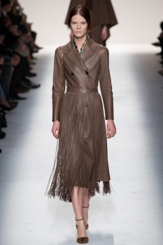 Кожаный женский плащ осень 2016 с бахромой от Valentino Кожаный женский плащ осень 2016 с бахромой от Valentino