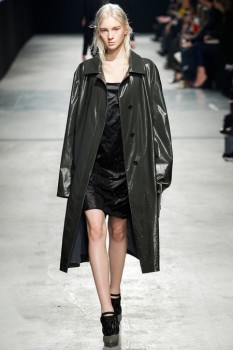 Женский плащ осень 2016 из лаковой кожи, Christopher Kane Женский плащ осень 2016 из лаковой кожи, Christopher Kane