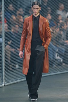 Кожаный мужской плащ осень 2016 из линейки Givenchy Кожаный мужской плащ осень 2016 из линейки Givenchy