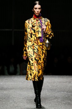 Модель с геометрическим принтом от Prada Модель с геометрическим принтом от Prada