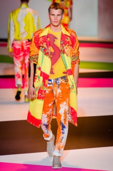 Яркий мужской плащ осень 2016 из коллекции Versace Яркий мужской плащ осень 2016 из коллекции Versace