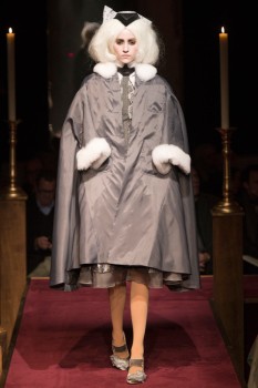 Утепленный кейп с меховой отделкой от Thom Browne Утепленный кейп с меховой отделкой от Thom Browne