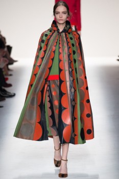 Плащ-накидка с капюшоном от Valentino Плащ-накидка с капюшоном от Valentino