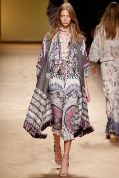 Модный плащ-накидка из коллекции Etro весна 2015 Модный плащ-накидка из коллекции Etro весна 2015