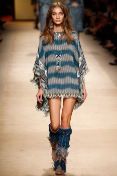 Стильное пончо из весеннего показа Etro Стильное пончо из весеннего показа Etro