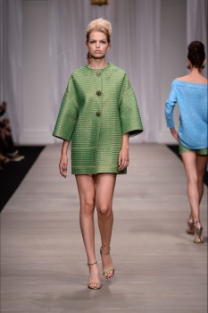 Модный плащ весна 2015 из коллекции Ermanno Scervino Модный плащ весна 2015 из коллекции Ermanno Scervino