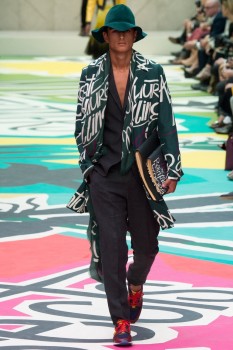 Мужской плащ с надписями из весенней коллекции Burberry Prorsum Мужской плащ с надписями из весенней коллекции Burberry Prorsum