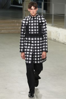 Пальто-реглан с модным клетчатым принтом из коллекции Carven весна 2015 Пальто-реглан с модным клетчатым принтом из коллекции Carven весна 2015