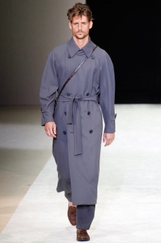 Длинная шинель аутентичного кроя из показа Giorgio Armani весна 2015 Длинная шинель аутентичного кроя из показа Giorgio Armani весна 2015