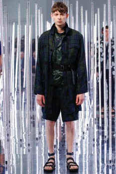 Клетчатое мужское пальто весна 2015 из показа Sacai Клетчатое мужское пальто весна 2015 из показа Sacai