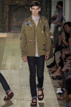 Мужская ветровка цвета хаки из весенней коллекции Valentino Мужская ветровка цвета хаки из весенней коллекции Valentino