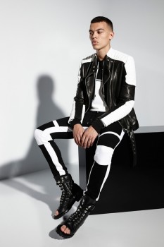Модная кожаная куртка в ахроматических цветах из показа Balmain Модная кожаная куртка в ахроматических цветах из показа Balmain