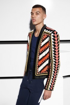 Модная кожаная куртка в этническом стиле из весенней коллекции Balmain Модная кожаная куртка в этническом стиле из весенней коллекции Balmain