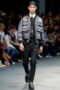 Молодежный бомбер с накладными карманами из показа Givenchy Молодежный бомбер с накладными карманами из показа Givenchy