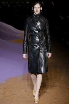 Женский кожаный тренчкот из весеннего показа Prada Женский кожаный тренчкот из весеннего показа Prada