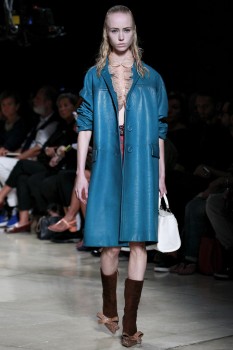Кожаный плащ весна 2015 с акцентом на линию плеч от Miu Miu Кожаный плащ весна 2015 с акцентом на линию плеч от Miu Miu