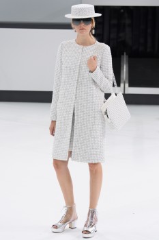 Белое женское пальто с круглым вырезом из весенней коллекции Chanel Белое женское пальто с круглым вырезом из весенней коллекции Chanel