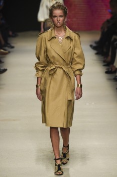 Элегантный золотистый тренчкот в классическом стиле от Alberta Ferretti Элегантный золотистый тренчкот в классическом стиле от Alberta Ferretti