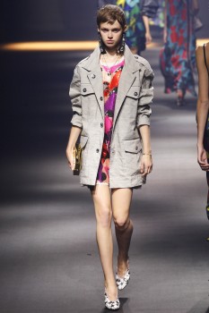 Короткий тренчкот с металлизированными деталями из весеннего показа Lanvin Короткий тренчкот с металлизированными деталями из весеннего показа Lanvin