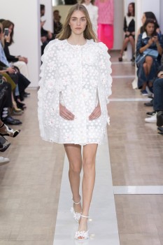 Модное женское пальто весна 2016 из коллекции Emanuel Ungaro Модное женское пальто весна 2016 из коллекции Emanuel Ungaro