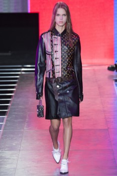 Кожаное пальто в стиле конструктивизм из весенней коллекции Louis Vuitton Кожаное пальто в стиле конструктивизм из весенней коллекции Louis Vuitton