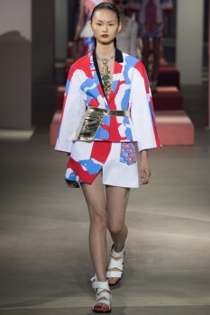 Модная курка-кимоно с абстрактным принтом из весенней коллекции Kenzo Модная курка-кимоно с абстрактным принтом из весенней коллекции Kenzo