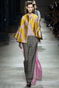 Стильная куртка-накидка из атласа с абстрактным рисунком от Dries Van Noten Стильная куртка-накидка из атласа с абстрактным рисунком от Dries Van Noten