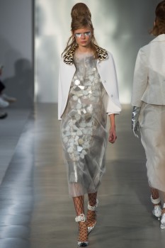 Женская куртка-пиджак в стиле ретро из весенней коллекции Maison Margiela Женская куртка-пиджак в стиле ретро из весенней коллекции Maison Margiela