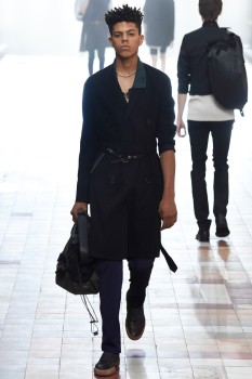 Двубортное пальто в стиле милитари из весенней коллекции Lanvin Двубортное пальто в стиле милитари из весенней коллекции Lanvin