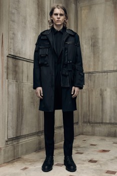 Модное мужское пальто весна 2016 в стиле милитари из показа Balenciaga Модное мужское пальто весна 2016 в стиле милитари из показа Balenciaga