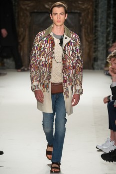 Молодежное пальто-балмакаан с модным принтом от Valentino Молодежное пальто-балмакаан с модным принтом от Valentino