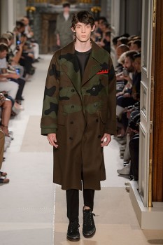 Мужской двубортный плащ с камуфляжным принтом в технике пэчворк от Valentino Мужской двубортный плащ с камуфляжным принтом в технике пэчворк от Valentino