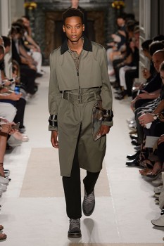 Мужской плащ в стиле милитари из весенней коллекции Valentino Мужской плащ в стиле милитари из весенней коллекции Valentino
