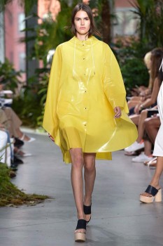 Женский плащ-дождевик силуэта трапеция от Lacoste Женский плащ-дождевик силуэта трапеция от Lacoste