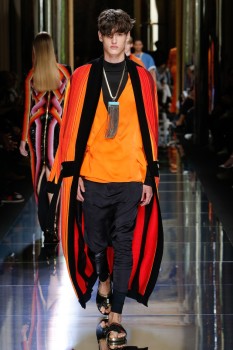 Короткий мужской плащ весна 2017 с широкополосным узором из коллекции Balmain Короткий мужской плащ весна 2017 с широкополосным узором из коллекции Balmain