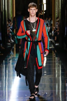Длинный мужской плащ весна 2017 с рисунком райе из коллекции Balmain Длинный мужской плащ весна 2017 с рисунком райе из коллекции Balmain