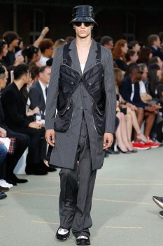 Стильный мужской плащ весна 2017 с эффектом многослойности от Givenchy Стильный мужской плащ весна 2017 с эффектом многослойности от Givenchy