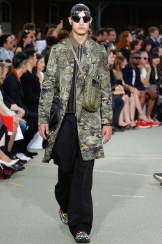 Губертус с фантазийным камуфляжным принтом из весенней коллекции Givenchy Губертус с фантазийным камуфляжным принтом из весенней коллекции Givenchy