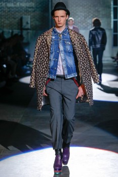 Губертус с мелким цветочным принтом из коллекции Dsquared2 весна 2017 Губертус с мелким цветочным принтом из коллекции Dsquared2 весна 2017
