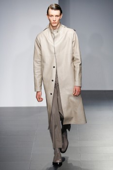 Длинный кожаный мужской плащ весна 2017 в стиле минимализм из коллекции Jil Sander Длинный кожаный мужской плащ весна 2017 в стиле минимализм из коллекции Jil Sander