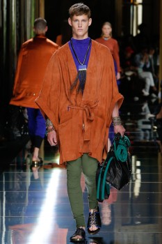 Замшевый плащ-кимоно из коллекции весна 2017 от Balmain Замшевый плащ-кимоно из коллекции весна 2017 от Balmain