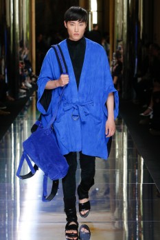 Плащ-кимоно из замши из весенней коллекции Balmain Плащ-кимоно из замши из весенней коллекции Balmain