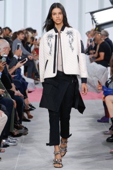 Белый стеганый бомбер с принтом из весенней коллекции Carven Белый стеганый бомбер с принтом из весенней коллекции Carven