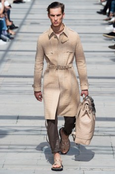 Стильный кожаный тренчкот из весенней коллекции Louis Vuitton Стильный кожаный тренчкот из весенней коллекции Louis Vuitton