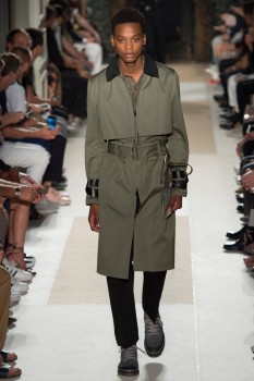 Модное мужское пальто весна 2017 с отлетной кокеткой от Valentino Модное мужское пальто весна 2017 с отлетной кокеткой от Valentino