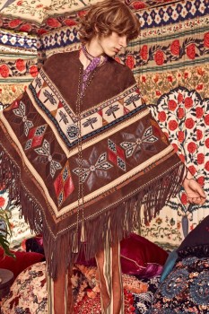 Стильное пончо с бахромой для мужчин из коллекции Roberto Cavalli весна 2017 Стильное пончо с бахромой для мужчин из коллекции Roberto Cavalli весна 2017