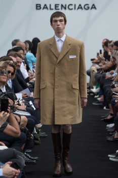 Классический честерфилд в стиле оверсайз из весенней коллекции Balenciaga Классический честерфилд в стиле оверсайз из весенней коллекции Balenciaga