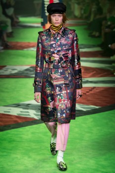 Модный тренчкот для женщин из весенней коллекции Gucci Модный тренчкот для женщин из весенней коллекции Gucci