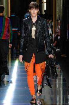 Стильная кожаная мужская куртка весна 2017 со шнуровкой от Balmain Стильная кожаная мужская куртка весна 2017 со шнуровкой от Balmain