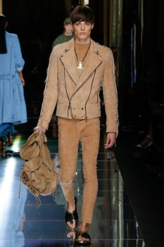 Замшевая косуха, декорированная простежкой и шнуровкой от Balmain Замшевая косуха, декорированная простежкой и шнуровкой от Balmain